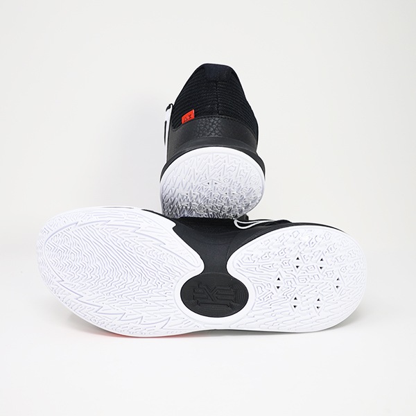 【美品】カイリー5 EP　NIKE　ナイキ　NBA　バスケ　バッシュ　シューズ カイリー5EP KYRIE5 NIKEナイキ バッシュ レインボー バスケ