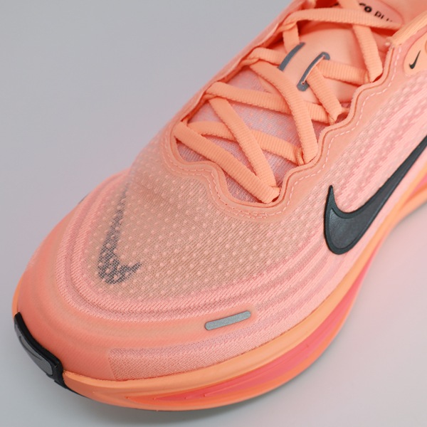 【値下げ】【新品同様】NIKEランニングシューズ ボメロプラス【26.5㎝】 ナイキ（NIKE）（レディース）ランニングシューズ ジョギング