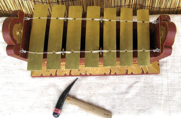 民族楽器 ガムラン インドネシア バリ島 民族楽器 ガムラン 青銅琴 10鍵 - メルカリ