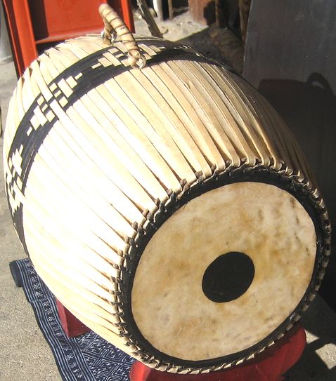 G-142　太鼓　名称不明　両面獣皮張り　栓付き　民族　打楽器　中東 G-142 太鼓 名称不明 両面獣皮張り 栓付き 民族 打楽器 中東
