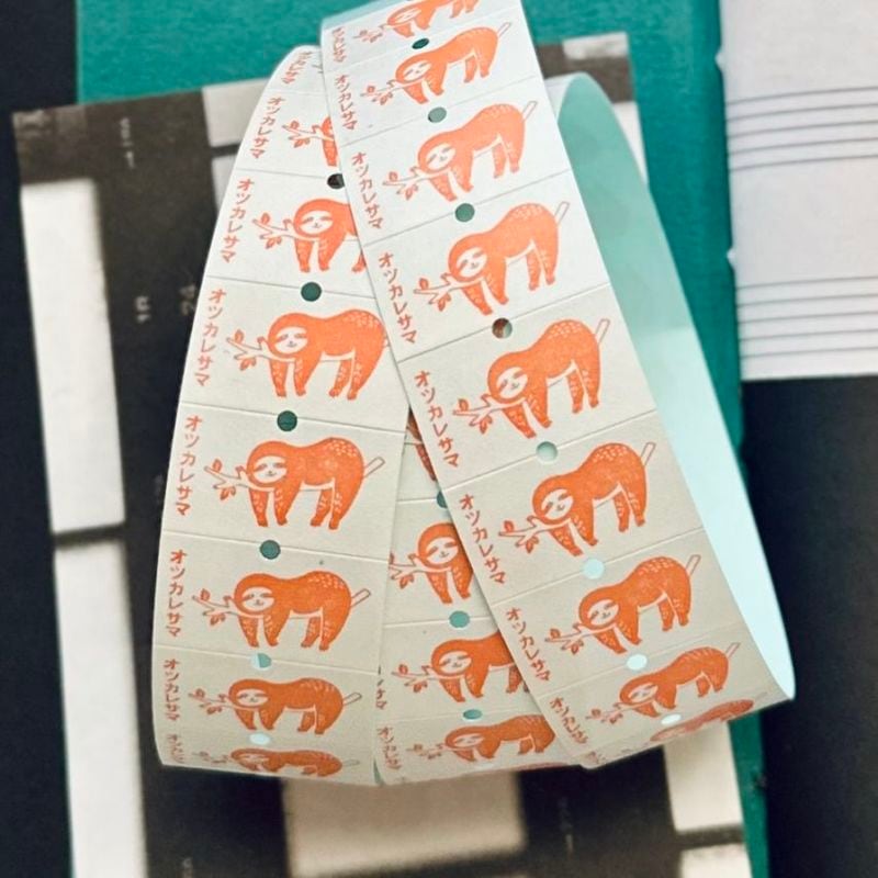 [36 Sublo] 36オリジナル ラベラーロールシール ナマケモノ 「オツカレサマ」(弱粘着 再剥離)(約1000枚入)