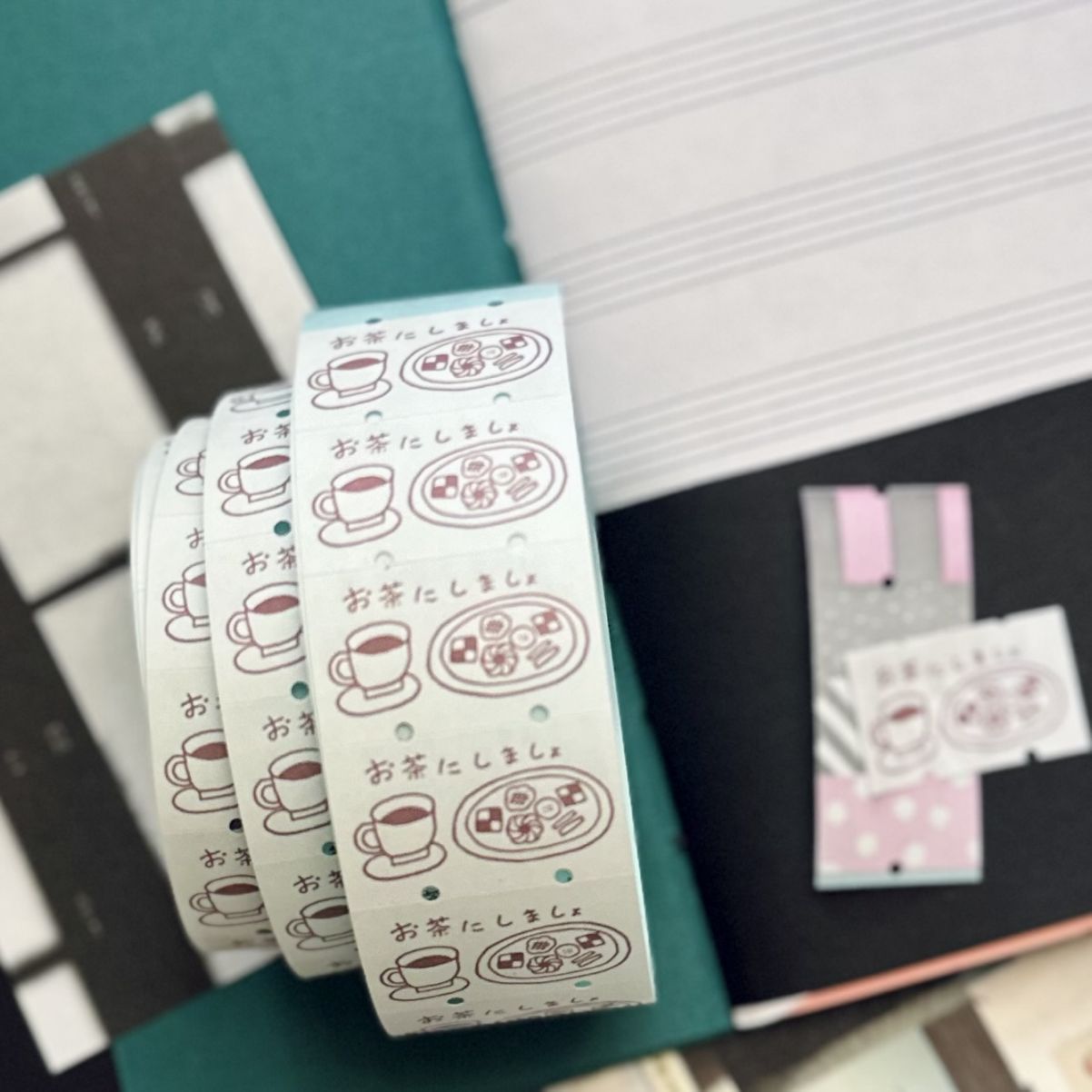 [36 Sublo] 36オリジナル ラベラーロールシールL お茶にしましょ(弱粘着 再剥離)(約800枚入)