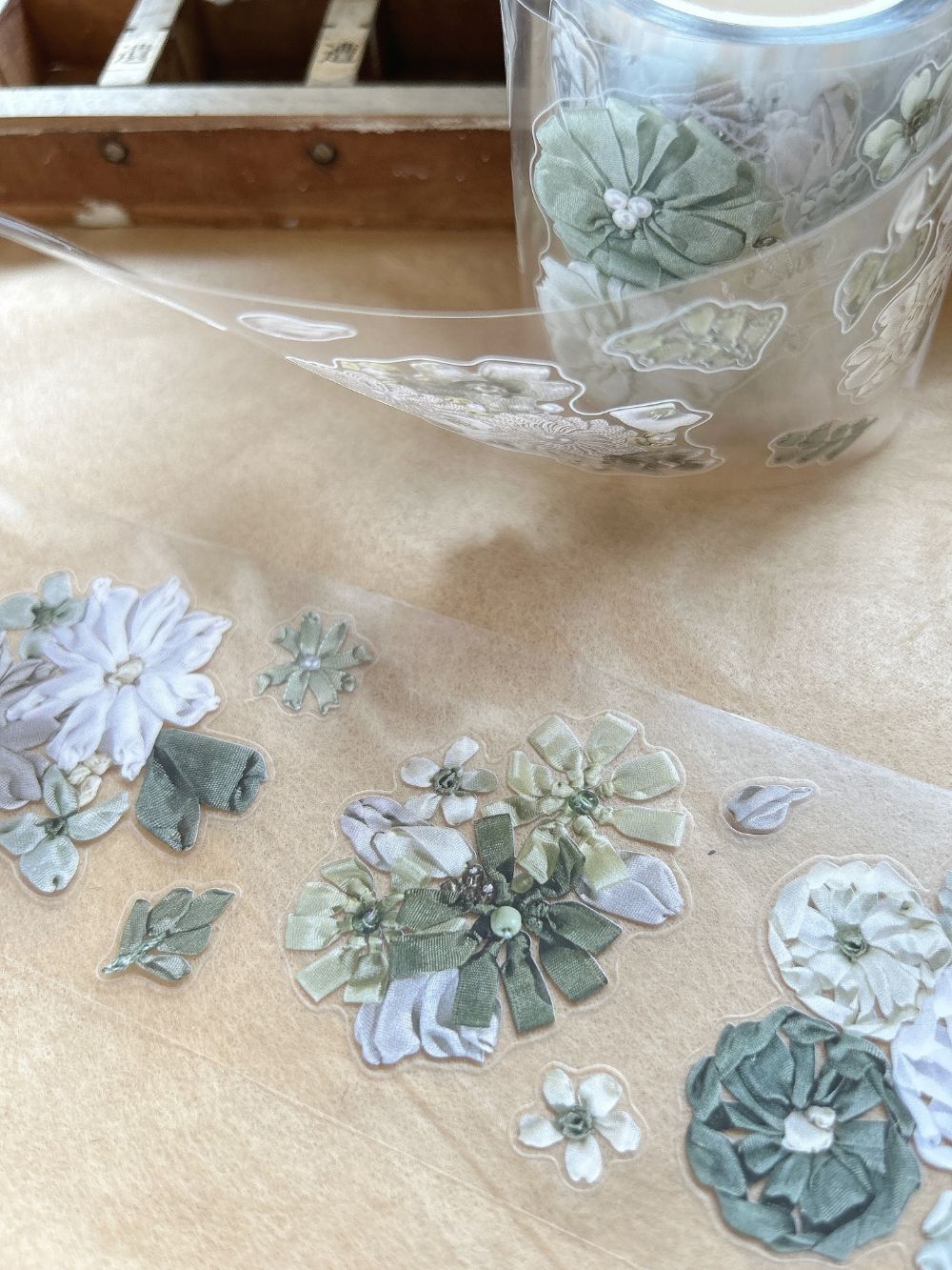 [樂意Loidesign x 仙織] 緞繍(Ribbon Embroidery) ダイカットクリアPETテープ(剥離紙付き)