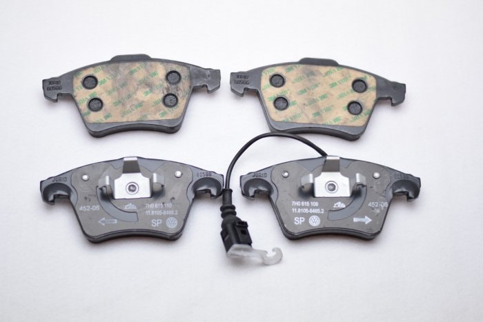 【純正品】 フロントブレーキパット 「センサー付」 T5前期モデルからT6（03～19年）