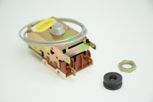 【純正品】 サーモスタット Golf（84～91年）