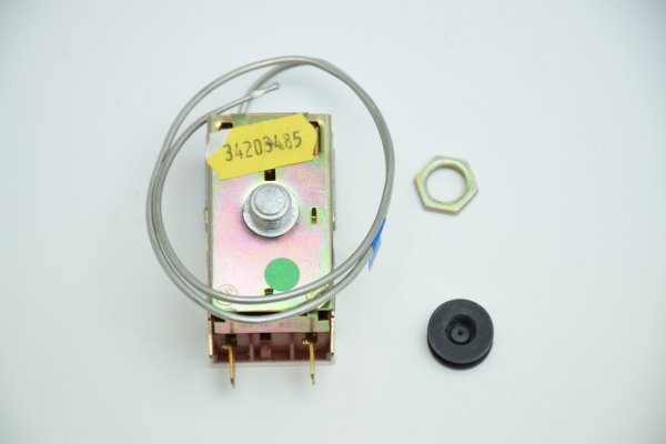 【純正品】 サーモスタット Golf（84～91年）