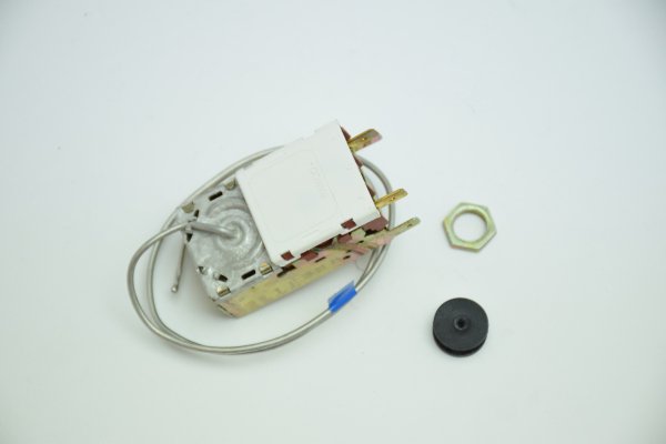 【純正品】 サーモスタット Golf（84～91年）