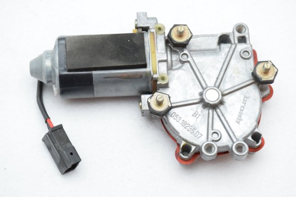 【純正品】 パワーウインドウモーター 「右」 Golf（88～92年）