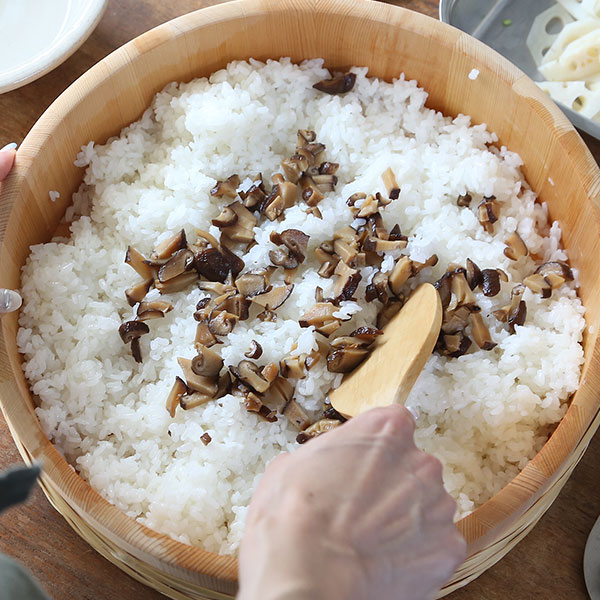 木製銅箍飯台　54cm 酢飯しゃり切り　業務用　専用箱で 楽天市場】木製銅箍 飯台(サワラ材) 33cm【 飯切 すし桶 飯台
