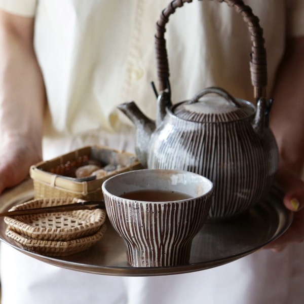 青い花模様の急須（竹ハンドル）