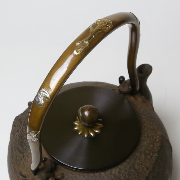 茶道具 鉄瓶　漢詩と鶴彫刻模様 南部 鉄瓶 日本梅泉写 菊漢詩地紋 般若勘渓作 | 調理器具,鉄瓶 | がらんどう
