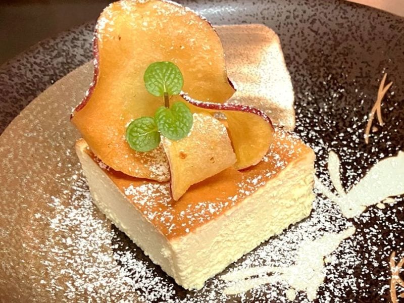 焼き色付けたバスク風チーズケーキ