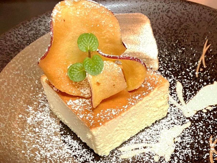 焼き色付けたバスク風チーズケーキ