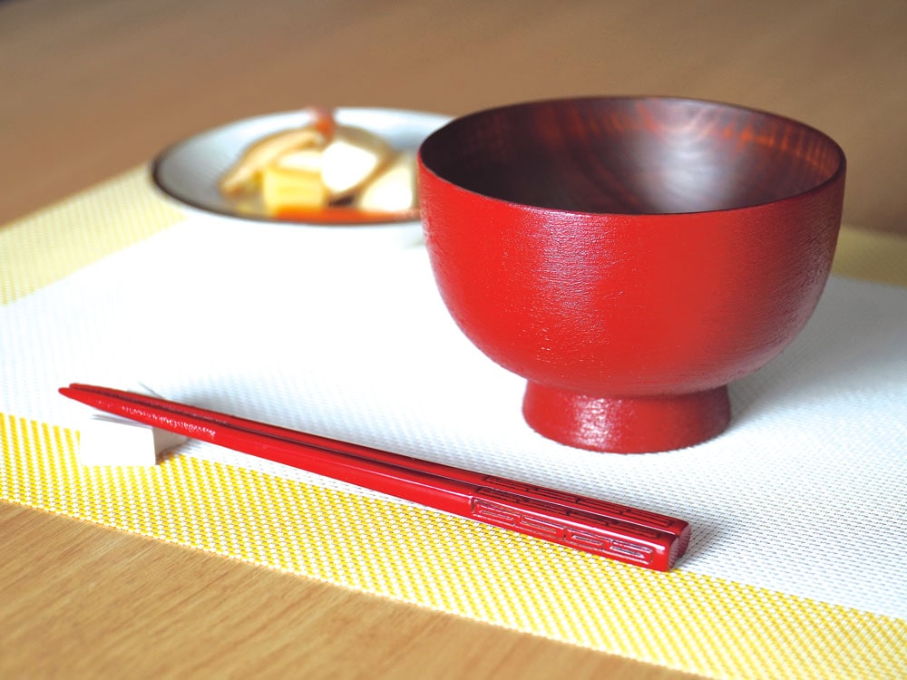 漆塗りのお椀と村上堆朱のお箸