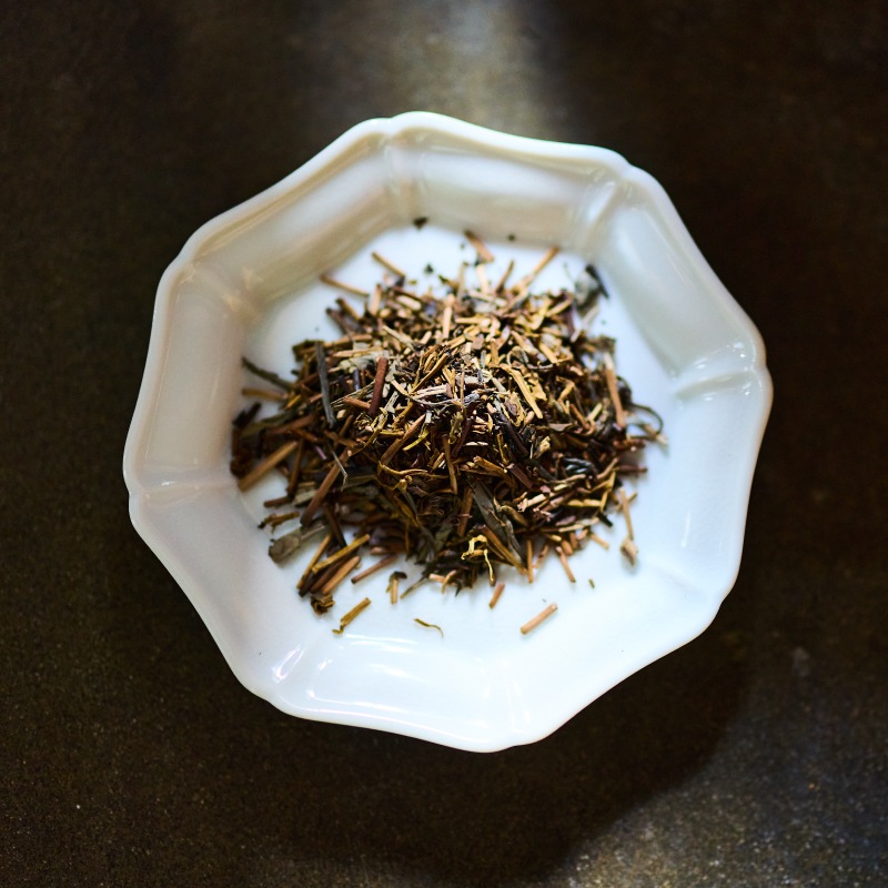 春と夏摘みブレンドの釜炒りほうじ茶 [T102]