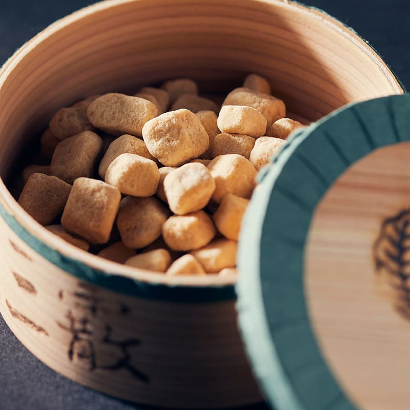 霰三盆 曲物100g [A050BN] | 店舗,小男鹿本舗 冨士屋 | 旅する