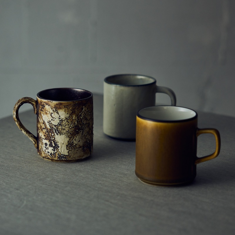 茶色と金色の陶器瓶 茶色と金色の陶器瓶 茶色と金色の陶器瓶