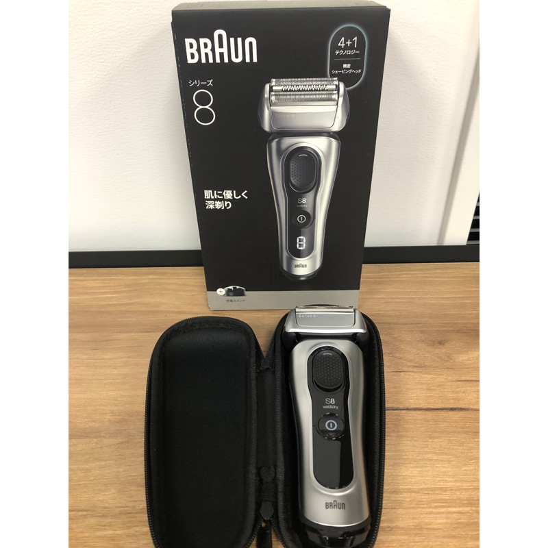 『中古品』BRAUN ブラウン 電気シェーバー Series 8 8617s 4カットシステム搭載 お風呂剃り対応 軽量モデル