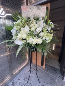 デザインスタイル　ナチュラルホワイト系　黒スタンド花　1段　税込　20000円　1187st1-16035|スタンド花　1段|全国手配　スタンド花