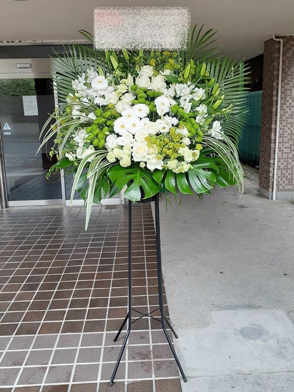 デザインスタイル ホワイトグリーン系 黒スタンド花 1段 税込 22000円