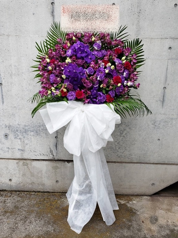 ダークパープルレッド系 不織布リボン付 スタンド花 1段 税込 33000円