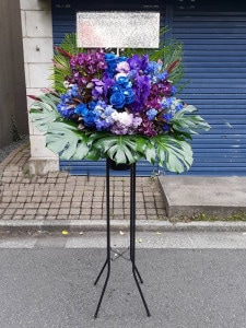 デザインスタイル　ブルーパープル系　黒スタンド花　1段　税込　22000円　1187st1-16055|スタンド花　1段|全国手配　スタンド花