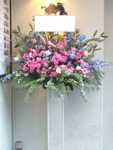 ピンク＆ブルー系 スタンド花 with グリーン1段