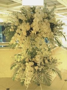 ホワイト系　圧巻のキングサイズ！　スタンド花　2段　税込　100000円　1187st2-068|スタンド花　2段|全国手配　スタンド花