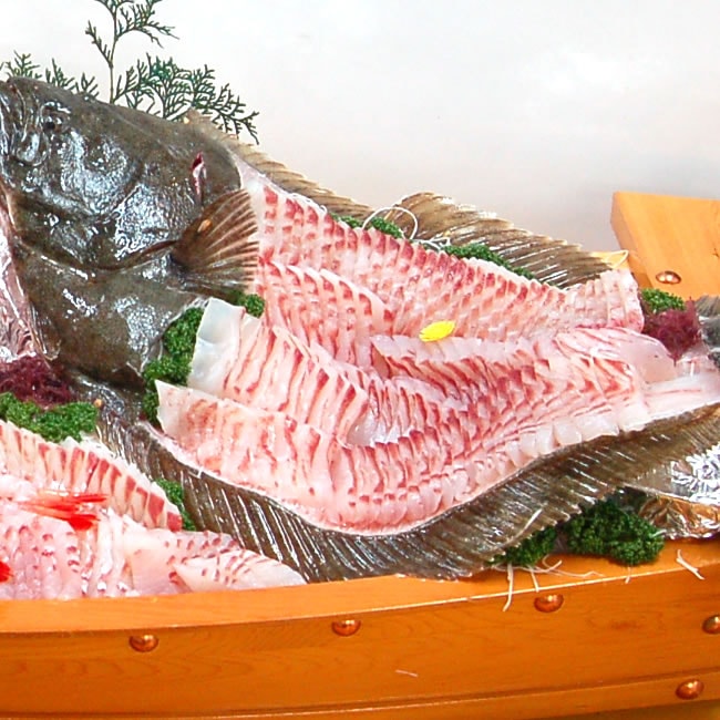 刺身用　旬・天然ヒラメの柵（冷凍）120-139ｇ　エンガワ付（山陰浜坂産）美味しい時期の平目を刺身用に捌きました。解凍して切るだけでお刺身が食べられます（さしみ、ひらめ、冊、えんがわ）