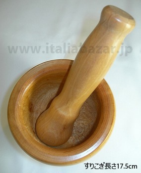 ������륿������Mortaio battisale in legno di ontano