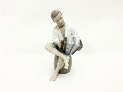 ビング＆グレンダール フィギュリン 「アコーディオンを演奏する青年