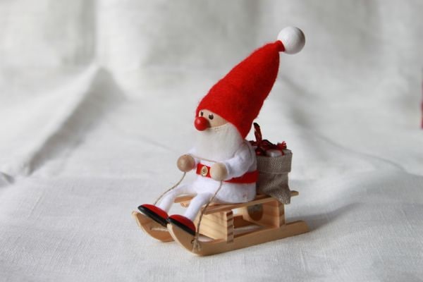 アンティーク　サンタクロース置物人形　ビンテージ Nordic 木製人形 サンタクロース(ソリに乗っている)-red/white