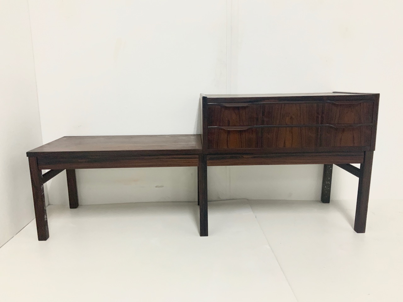 クラシック ダークウッドドレッサー　昭和レトロ　アンティーク　木製　ヴィンテージ レンタル】 北欧ヴィンテージ ローズウッド ドレッサー | 湯の花