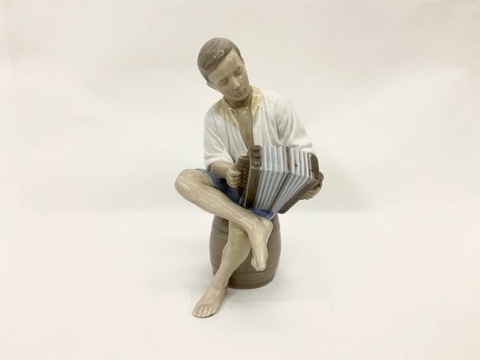 ビング＆グレンダール フィギュリン 「アコーディオンを演奏する青年