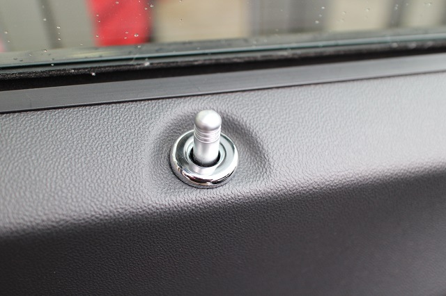 11ｙ ダッジ チャレンジャー ドアロックピン トリム ２ヶセット クローム ダッジ ジープ クライスラ アメ車の専門店 充実のカスタムとサポートをご提供します パーツ通販可能です 自社輸入にて迅速にお取り寄せ可能です 新車 中古車もお任せ下さい お