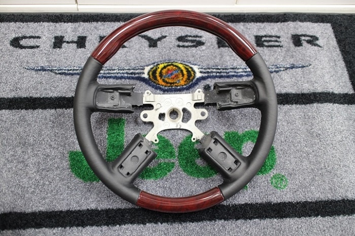 05 10ｙ クライスラー 300 300c カスタム ステアリング ハンドル 純正ウッド調 ダッジ ジープ クライスラ アメ車の専門店 充実の カスタムとサポートをご提供します パーツ通販可能です 自社輸入にて迅速にお取り寄せ可能です 新車 中古車もお任せ下さい お