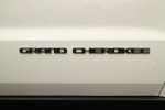 11ｙ−　グランドチェロキー　純正　ボディサイド エンブレム　2016年以降デザイン　【GRAND CHEROKEE】　|11ｙ−　エクステリア|ジープ　グランドチェロキー