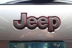 14y−　ジープ　グランドチェロキー　純正　リアゲート　Ｊｅｅｐ　エンブレム　【マットグレー ＆ レッド】