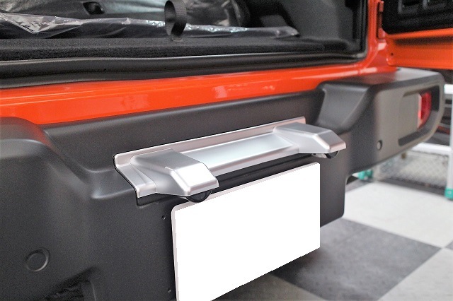 18ｙ ジープ ラングラー ナンバー灯 カバートリム シルバー ディーラー車用 ダッジ ジープ クライスラ アメ車の専門店 充実のカスタムとサポートをご提供します パーツ通販可能です 自社輸入にて迅速にお取り寄せ可能です 新車 中古車もお任せ下さい お