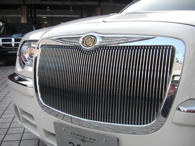 05－10y クライスラー 300/300C 高級縦デザイン グリルキット
