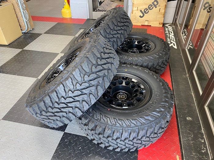 �ڸ���1���å��ò���07���ݡ�JK/JL����󥰥顼��/JT������ǥ�����������50km���ѤΤߡ�BLACK RHINO FUJI  17����� �� M/T������ 4�ܥ��å�