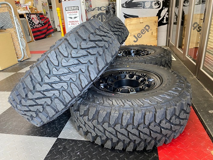 �ڸ���1���å��ò���07���ݡ�JK/JL����󥰥顼��/JT������ǥ�����������50km���ѤΤߡ�BLACK RHINO FUJI  17����� �� M/T������ 4�ܥ��å�