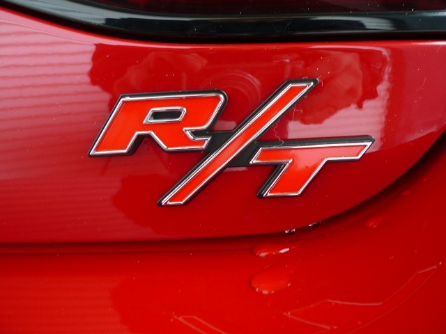 ｒ ｔ 純正 エンブレム 赤文字 メッキ枠 貼り付け タイプ チャージャー等純正 ダッジ ジープ クライスラ アメ車の専門店 充実のカスタムとサポートをご提供します パーツ通販可能です 自社輸入にて迅速にお取り寄せ可能です 新車 中古車もお任せ下さい お