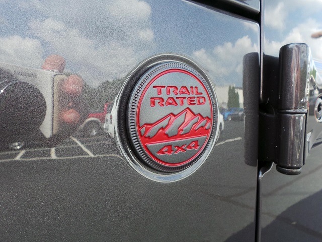 エンブレム】 ジープ Trail Rated NEWデザイン マットグレー＆レッド 