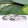 結婚指輪ペア  プラチナ製の緩やかなウェーブデザインリング 女性用は 両面にダイヤが入って高級感があります