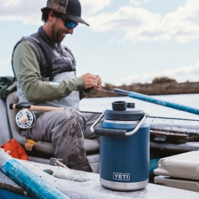 �����ƥ� YETI ���֥顼 �ϡ��ե����󥸥㥰 Rambler Half Gallon Jug