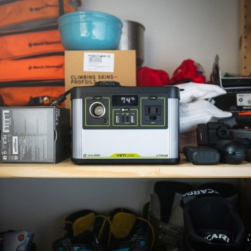 �����를�� GOAL ZERO �����ƥ�200X Yeti200X (120V) Power Station