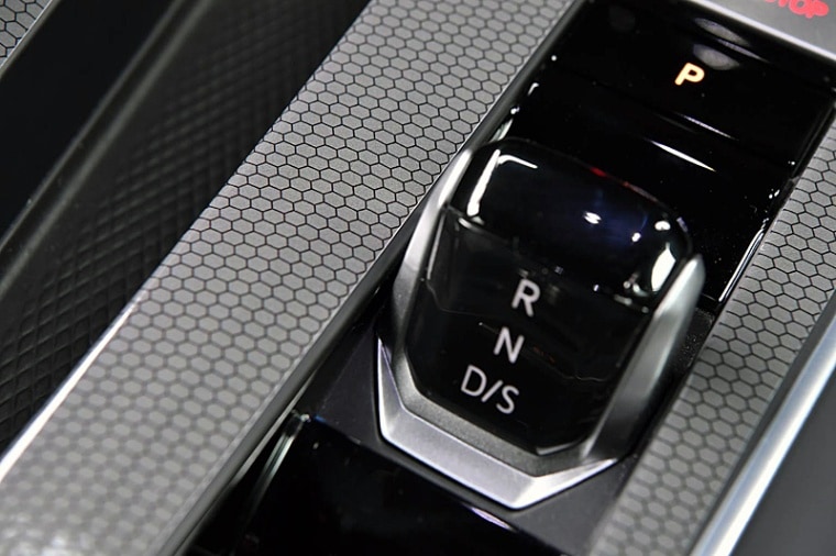 VW �����8 / GOLF8 GTI�ϥ˥��� ���եȥѥͥ� �ǥ�����