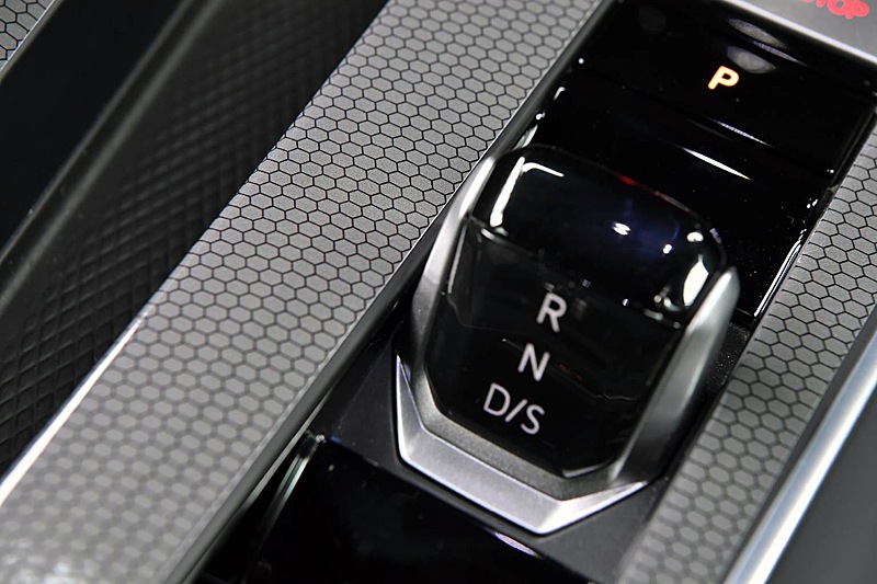 VW �����8 / GOLF8 GTI�ϥ˥��� ���եȥѥͥ� �ǥ�����