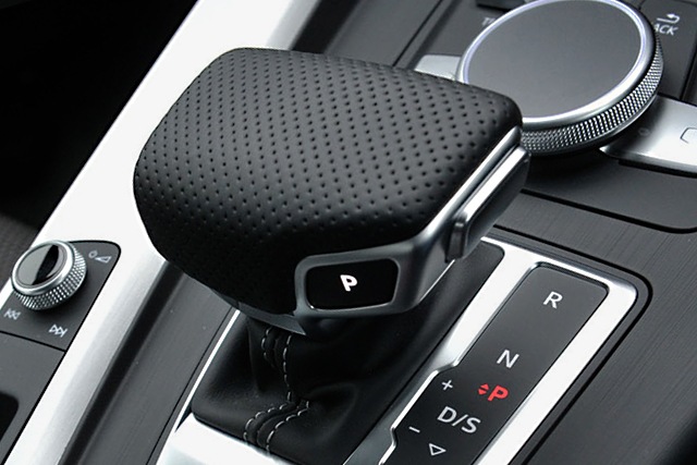 Audi A4(B9) �ѥ���󥰥쥶�� ���եȥΥ֥��С�